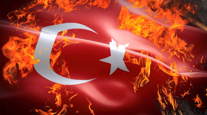 Сжигают Турецкий флаг