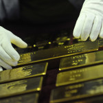 Bloomberg (США): Россия избавляется от долларов США и накапливает золото