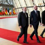 По чьему "лекалу" мирить Ереван с Баку: политолог назвал опасной политику "двух стульев"